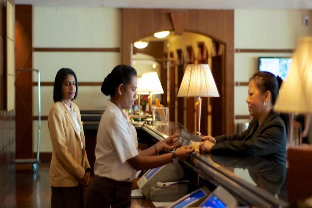 Hotel Ascott Gurney Penang à George Town Extérieur photo A hotel receptionist at work