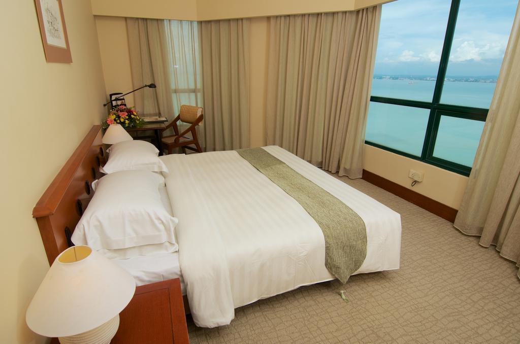 Hotel Ascott Gurney Penang à George Town Extérieur photo A bedroom at the hotel